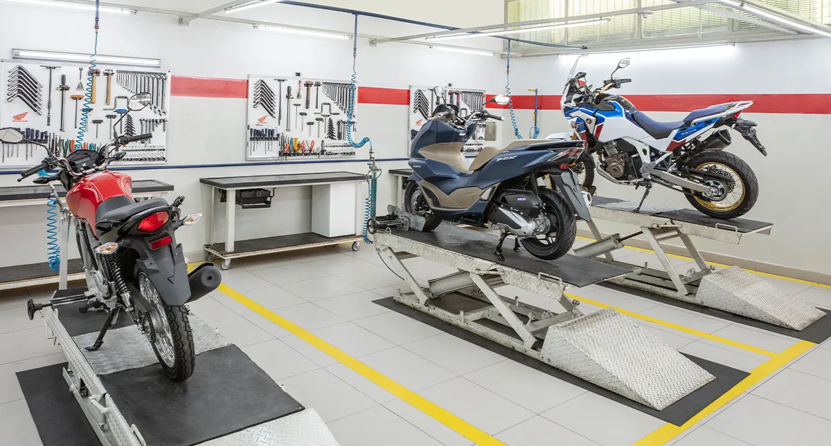 Motocicletas Honda em avaliação e manutenção da concessionária
