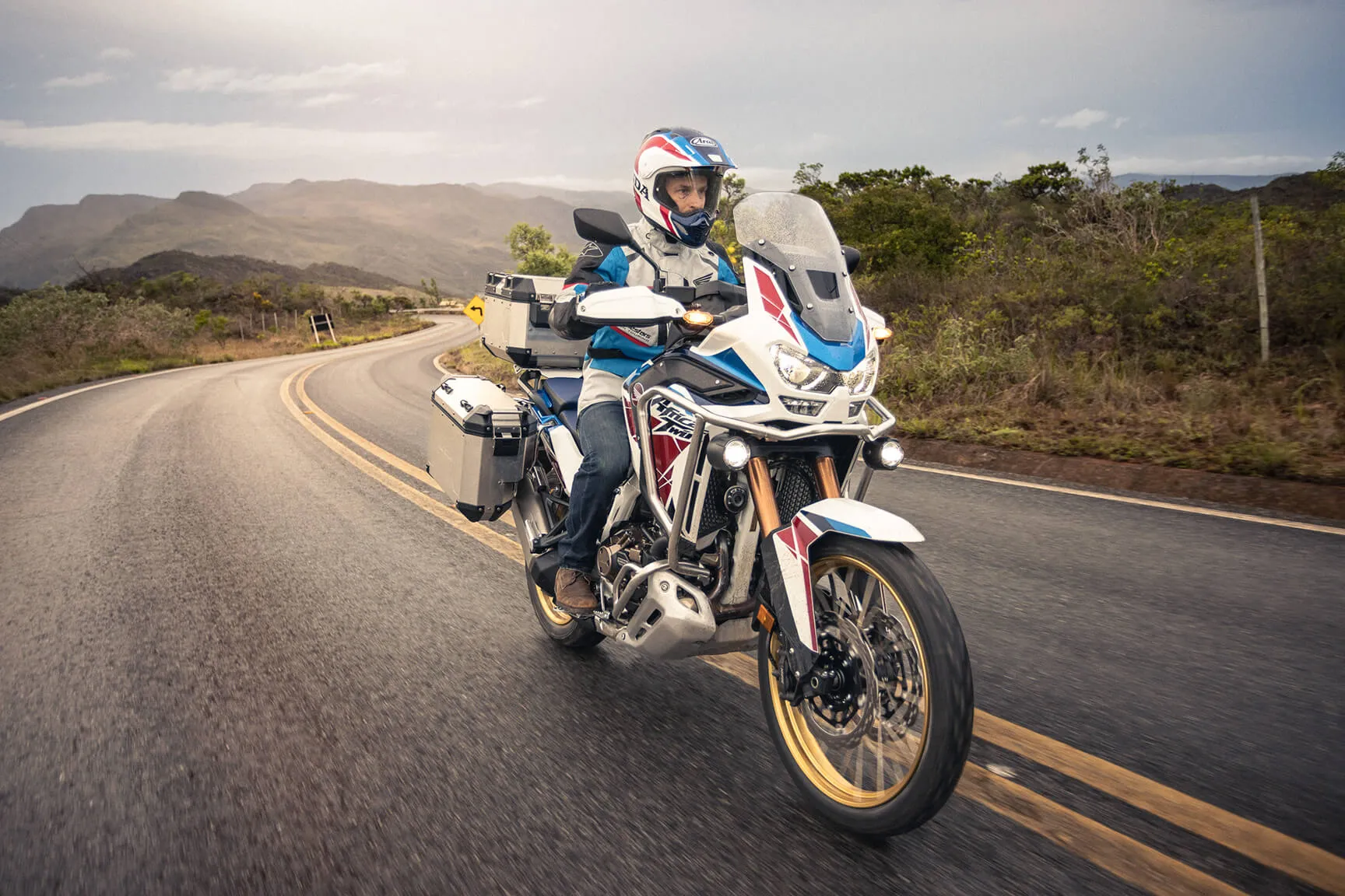 Piloto com a CRF 1000L Africa Twin Adventure Sports em viagem por estrada de asfalto