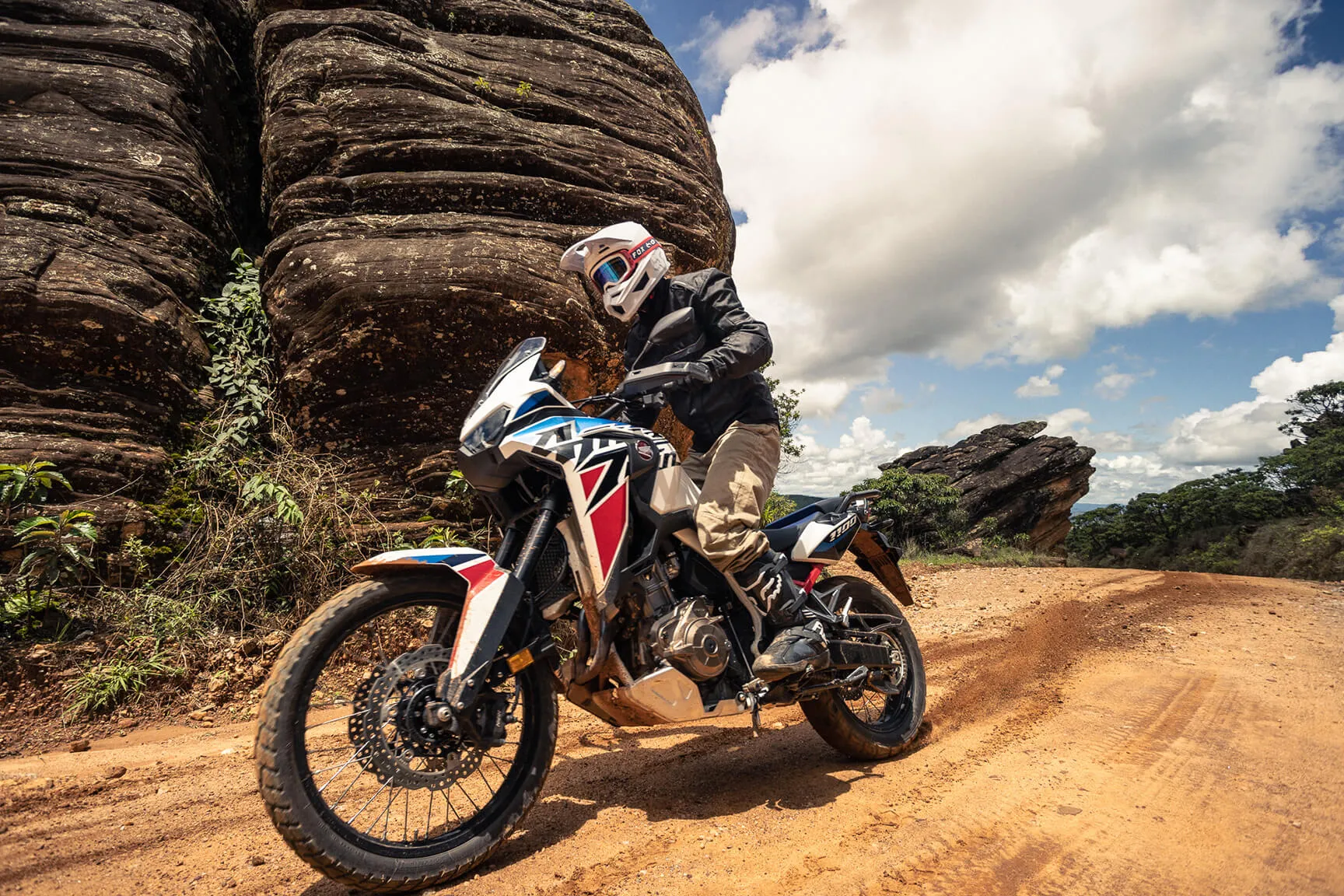 Piloto em estrada de terra com a Honda CRF 1000L Africa Twin