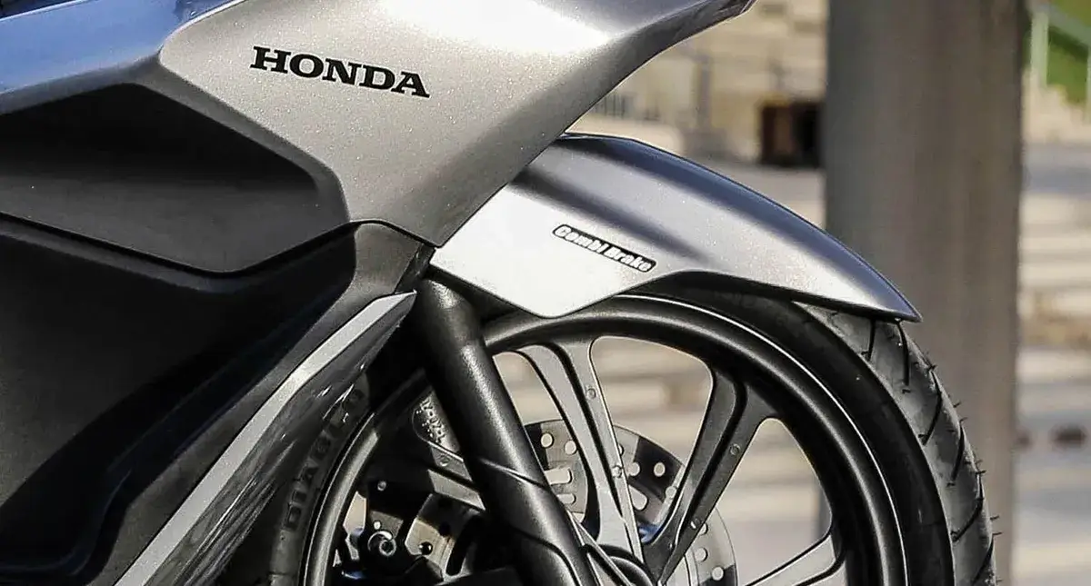 Detalhe Roda da Moto Honda PCX com freio CBS