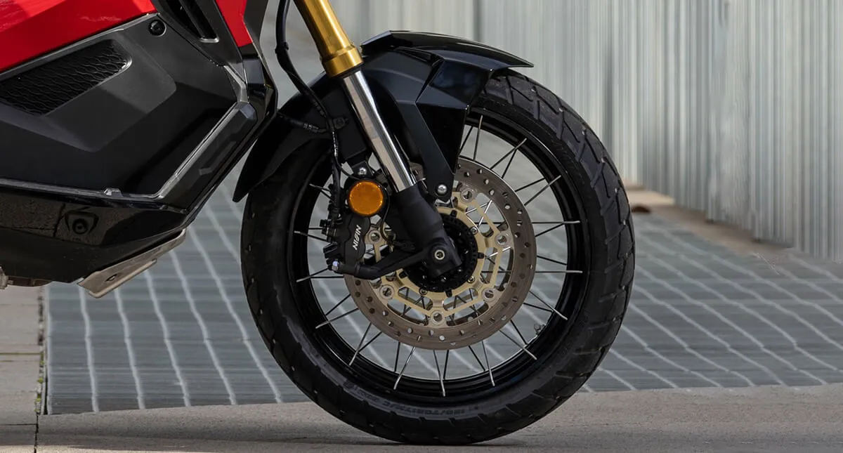 Detalhes laterais da Roda da Honda X-ADV com suspensão invertida
