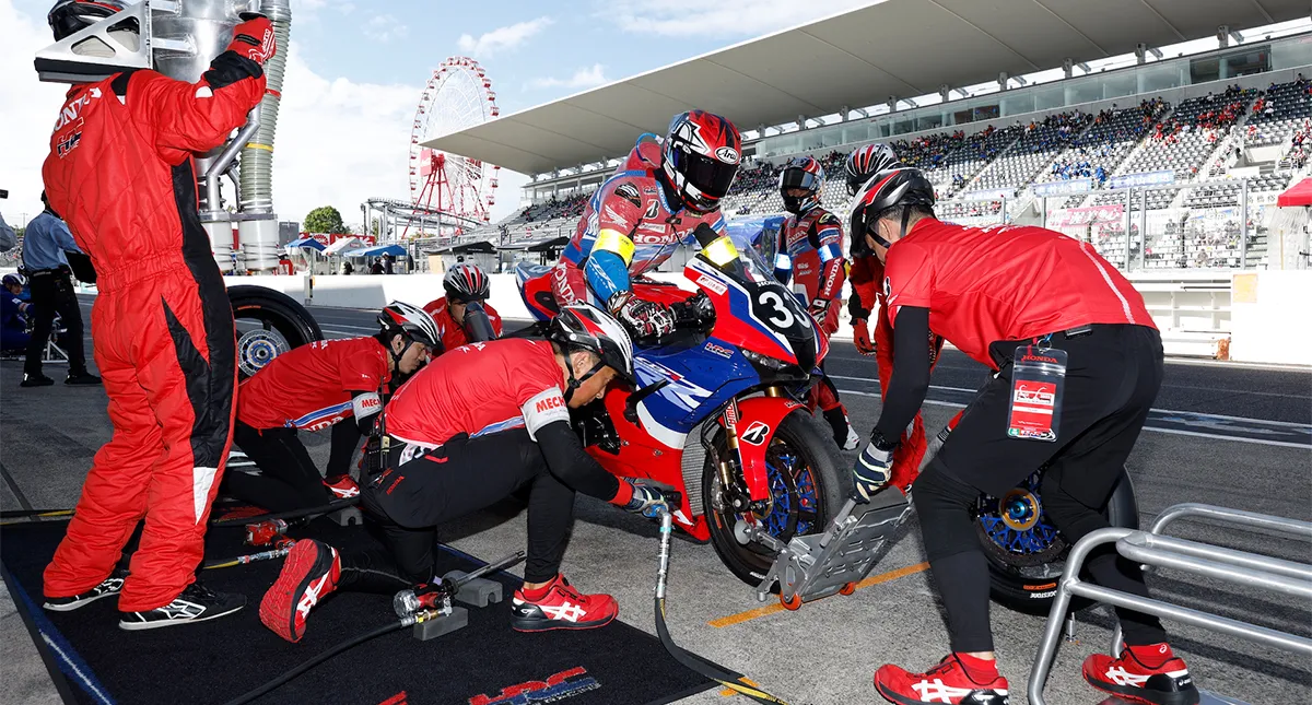 Equipe técnica no pit-stop arrumando a moto Honda CBR 1000RR-R Fireblade SP do piloto Takahashi durante o circuito de Suzuka