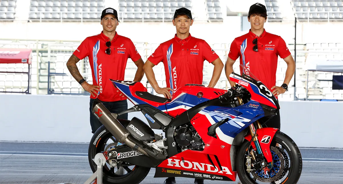 Foto posada de pilotos do Team HRC com a Honda CBR 1000RR-R Fireblade SP
