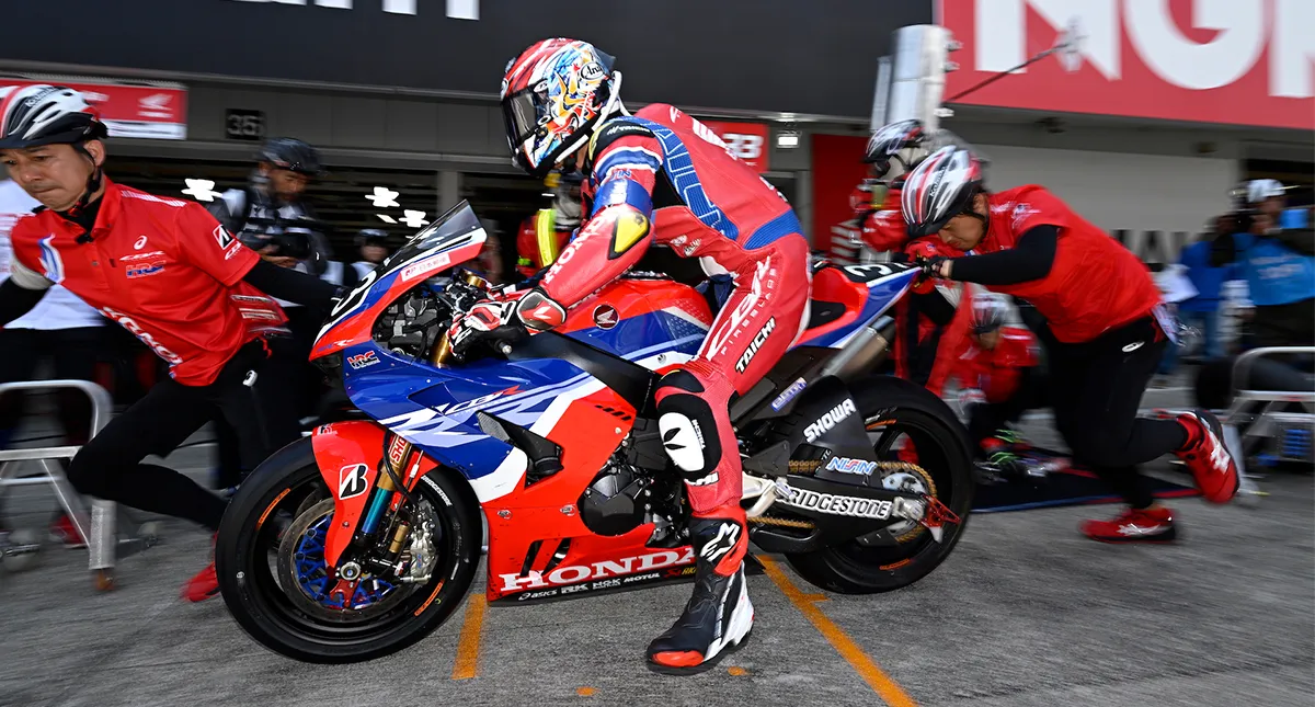 Piloto Nagashima partindo do pit-stop com Honda CBR 1000RR-R Fireblade SP no circuito de Suzuka