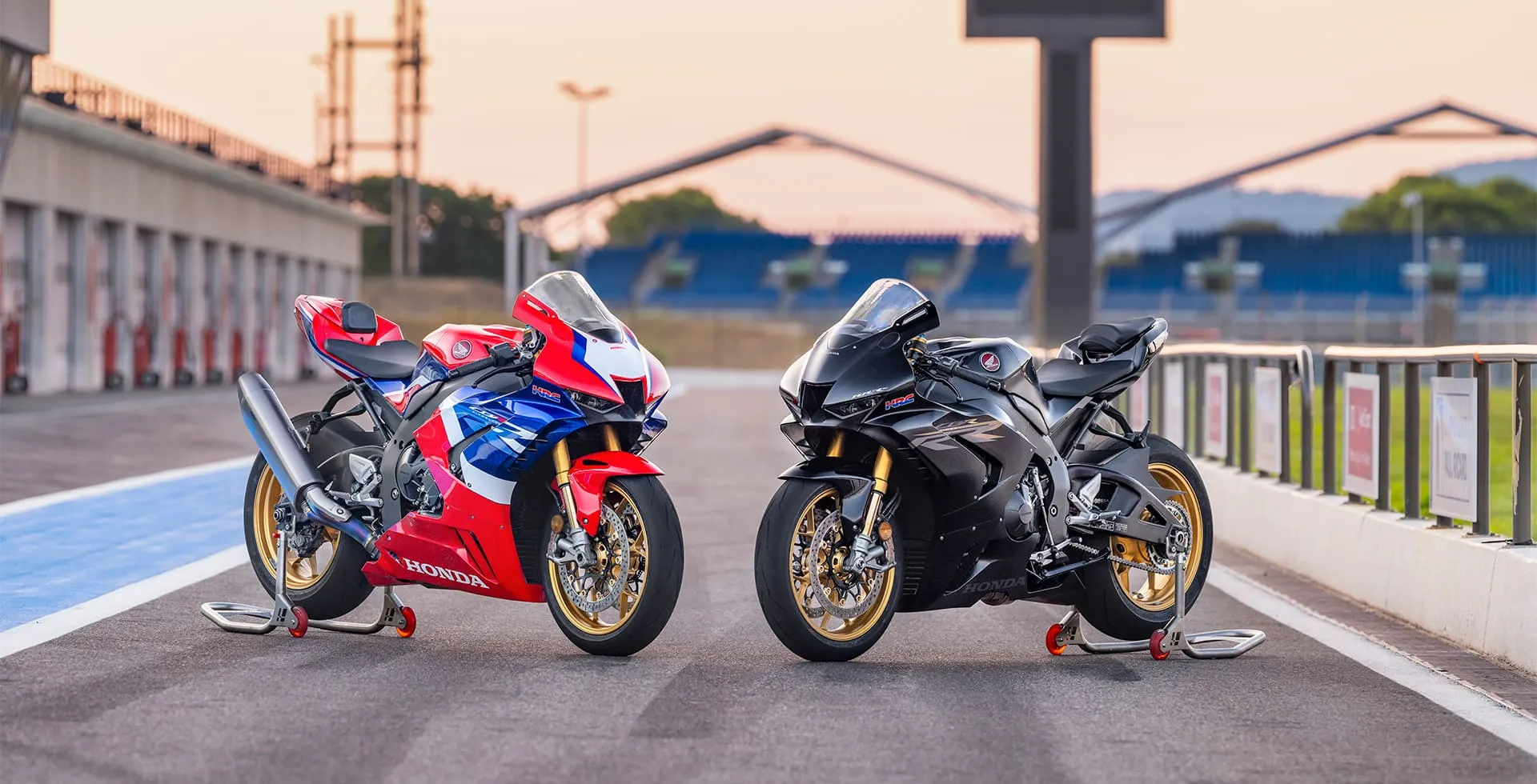 Moto Honda CBR 1000RR-R Fireblade SP Mat Pearl Morion Black e CBR 1000RR-R Fireblade SP Vermelho Grand Prix Em Pose Lateral