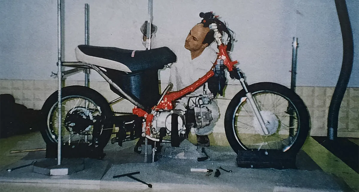 Fabricação da Honda Biz colaborador mexendo na moto