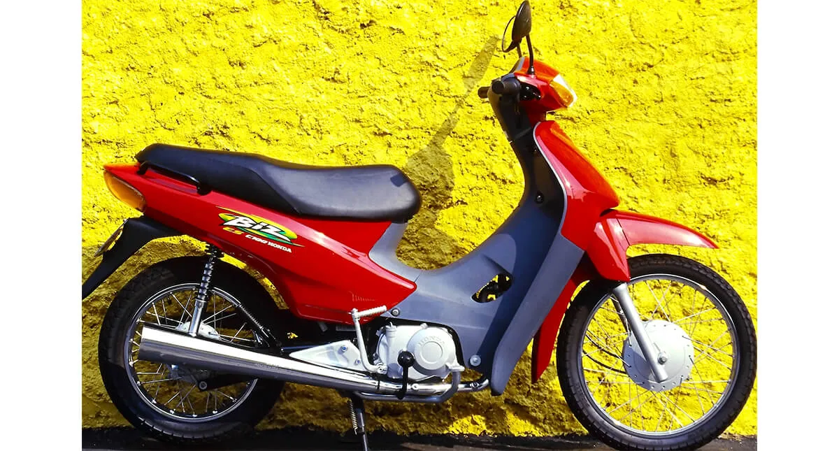 Motocicleta Honda Biz C100 ES  na cor vermelha