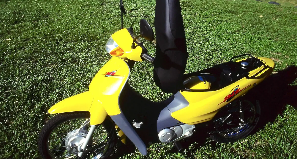 Motocicleta Honda C100 Biz Amarela com banco levantado