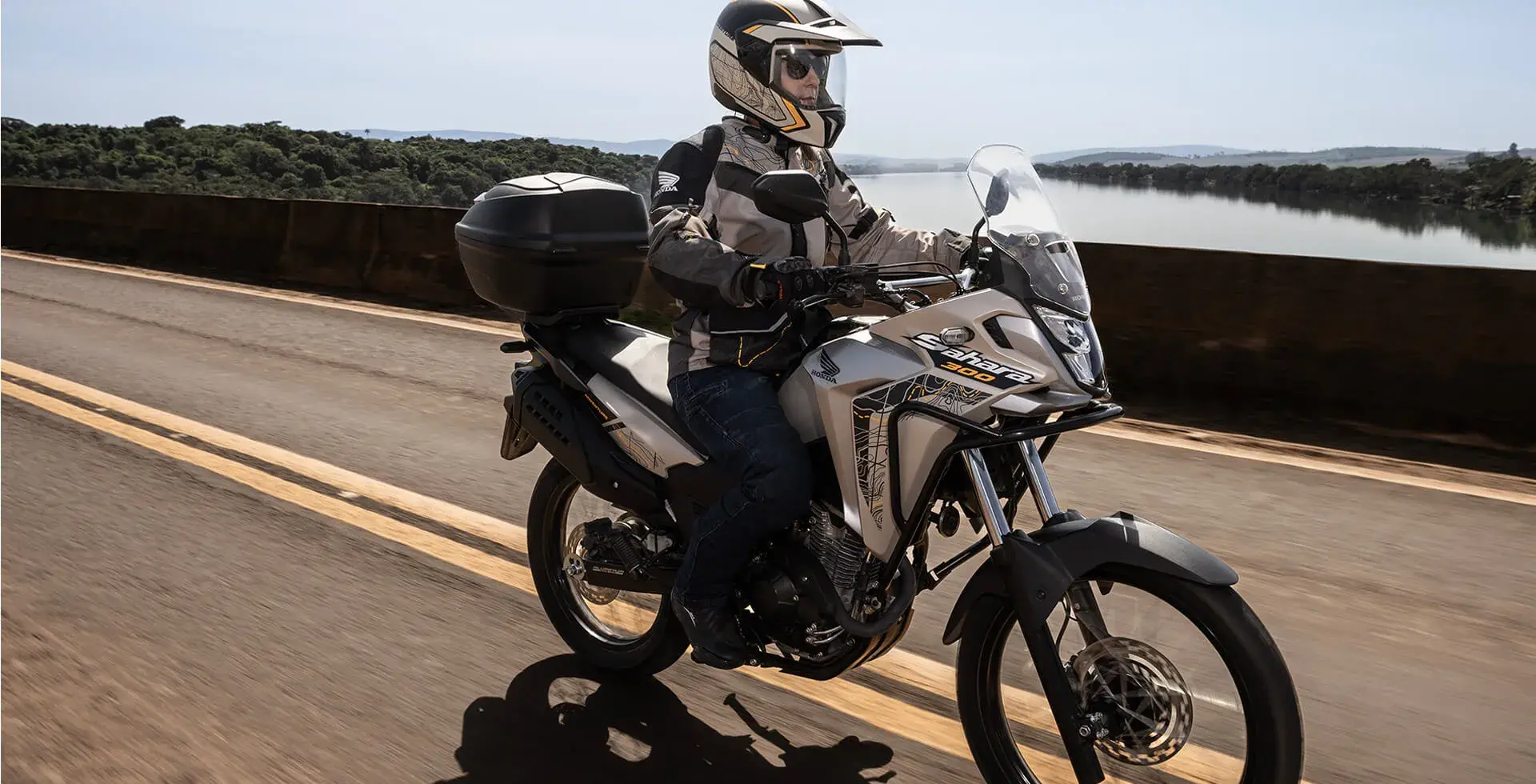 Imagem de homem pilotando Honda Sahara 300 na estrada
