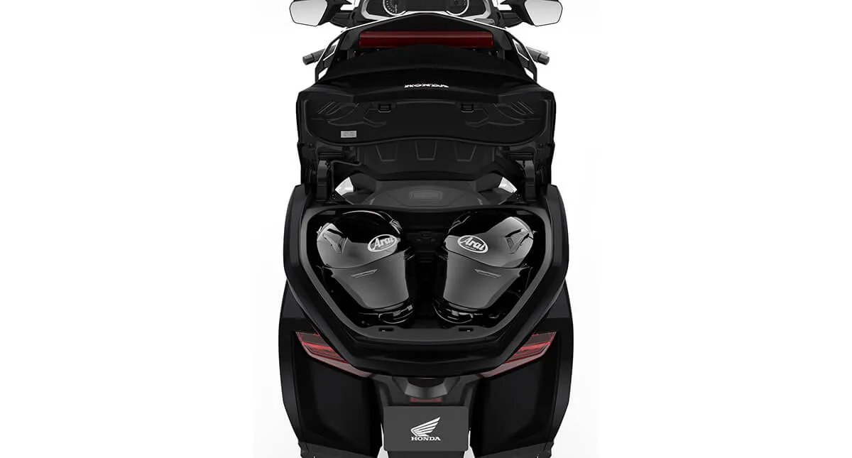 Bagageiro com dois capacetes da Motocicleta Honda GL 1800 Gold Wing Tour 2024