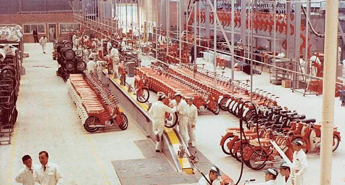 Foto antiga de Fábrica Honda com colaboradores trabalhando