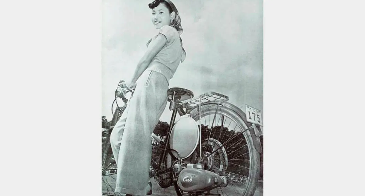 Foto antiga de Mulher ao lado de sua Honda
