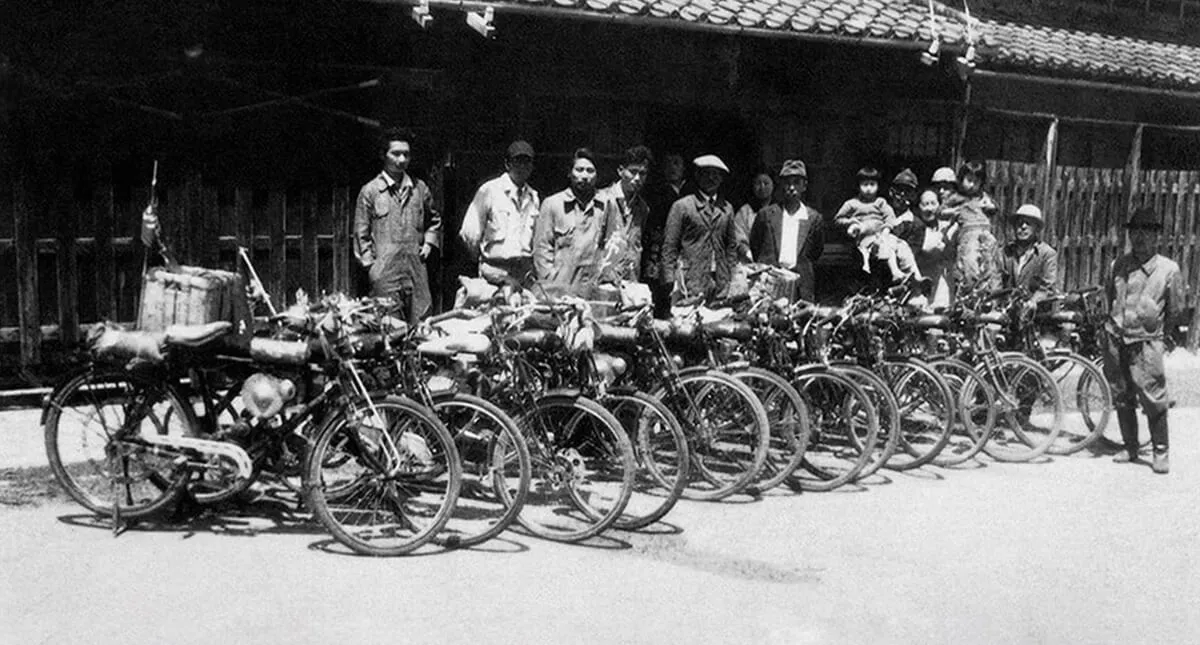 Foto antigo de homens com suas motocicletas Honda estacionadas