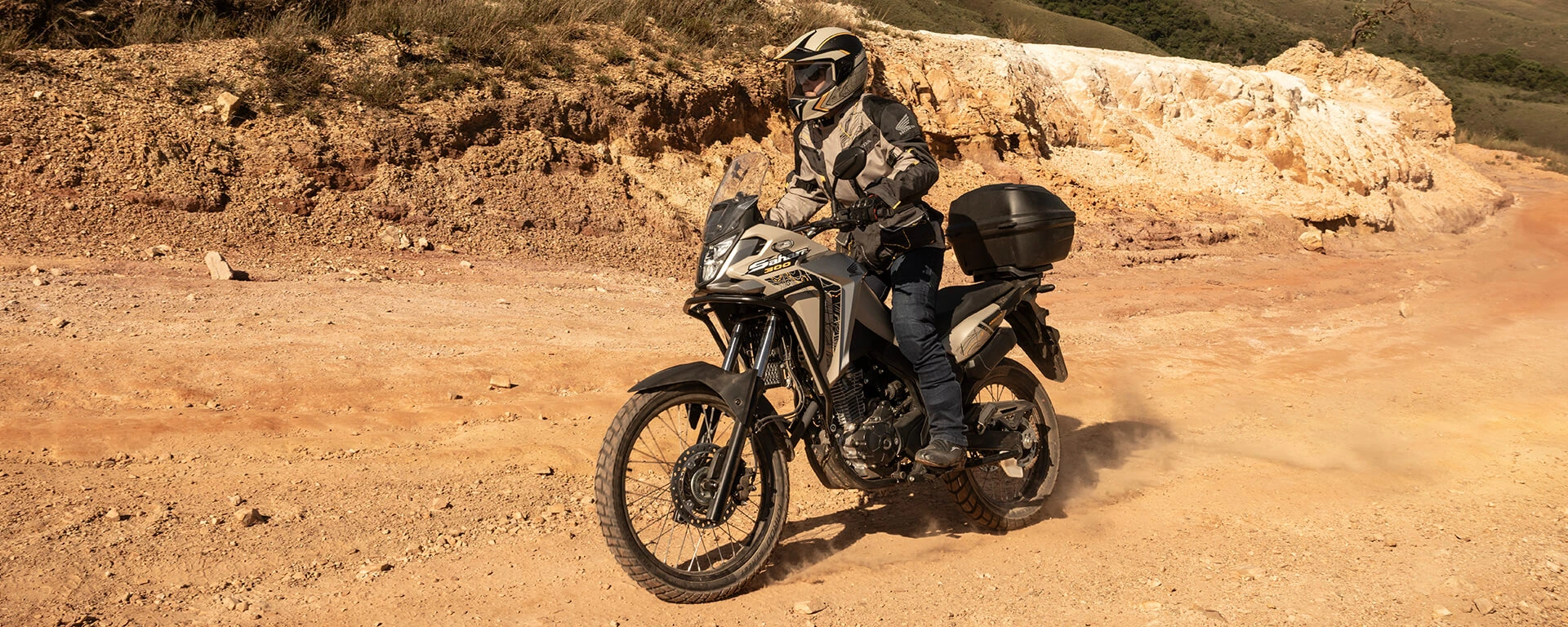 Moto Honda Sahara 300 Adventure com lago e cânion ao fundo