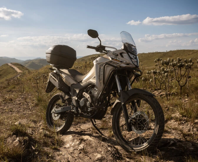 Moto Honda Sahara 300 com paisagem de montanhas ao fundo