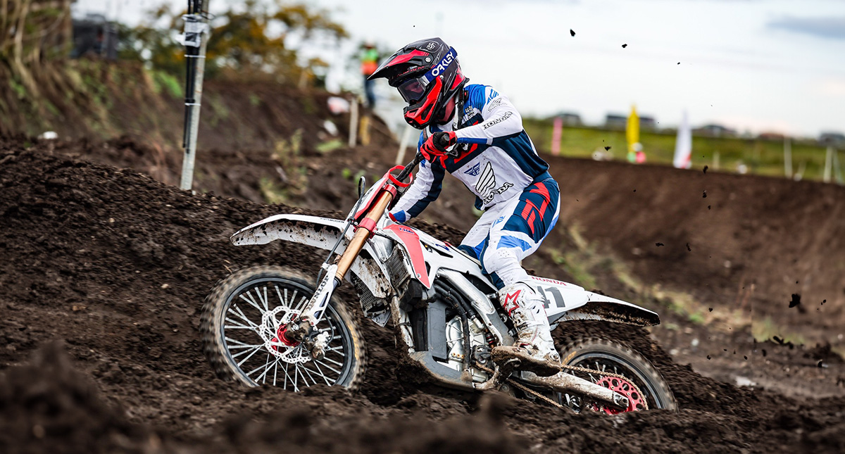 Piloto Trey Canard derrapando com a com a Honda elétrica CR-E Proto no Campeonato Japonês de Motocross 2023