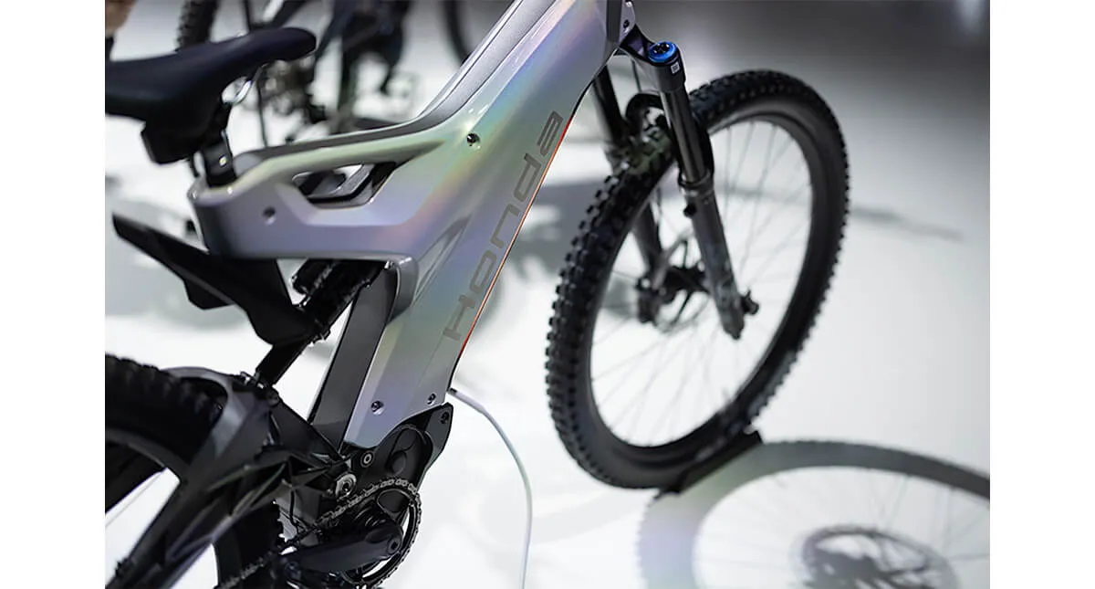 Detalhe do quadro da bicicleta elétrica Honda e-MTB prata