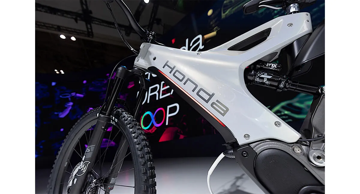 Detalhe do quadro e pneu dianteiro da bicicleta elétrica Honda e-MTB prata