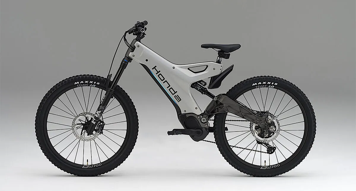 Detalhes da lateral esquerda da bicicleta elétrica Honda e-MTB branca 