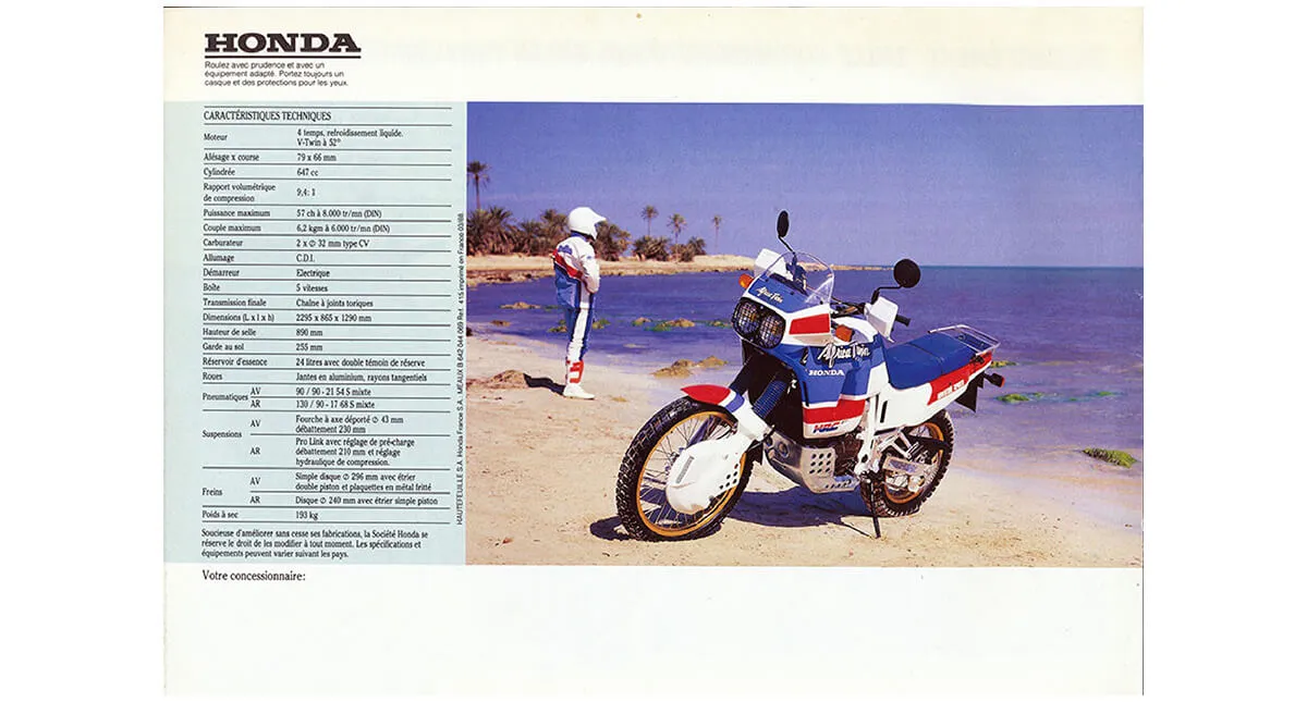 Ficha técnica da Honda XRV 650 com foto de piloto e motocicleta em praia