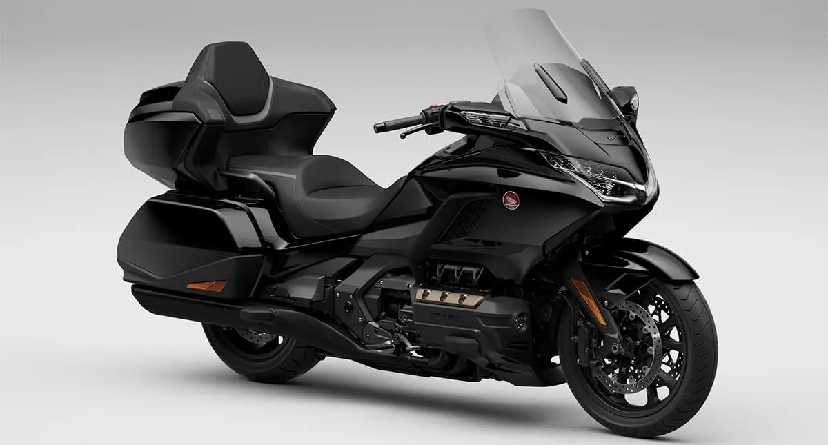 Lateral e Frente da Motocicleta Honda Gold Wing Preta