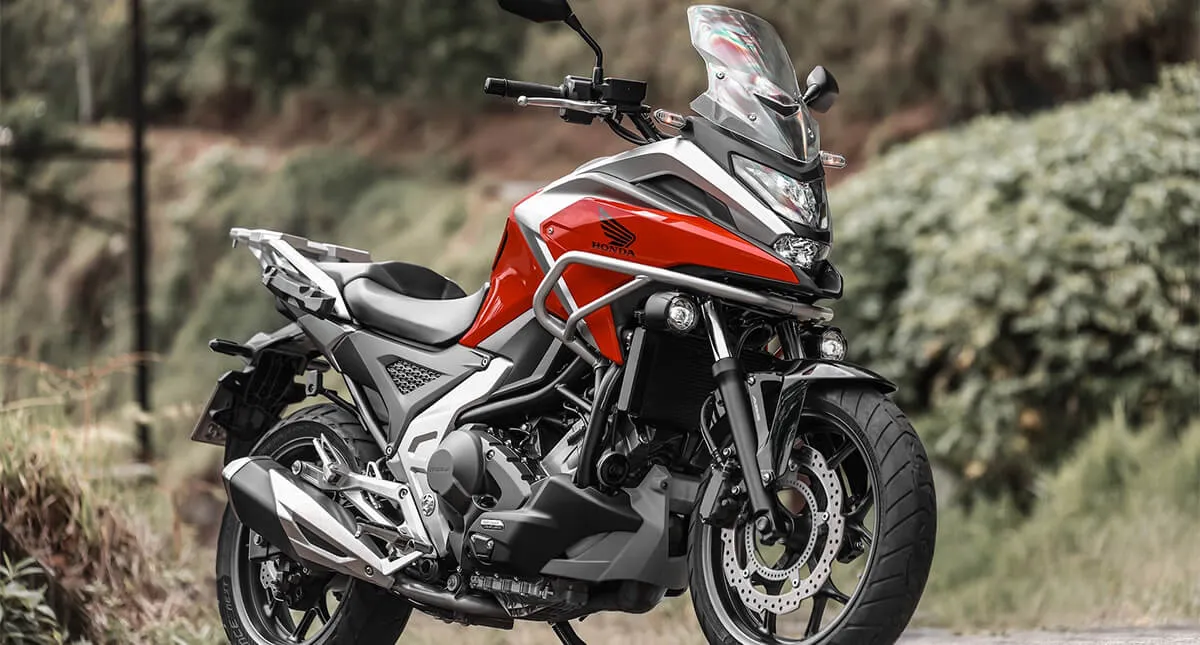 Motocicleta Honda NC 750X Vermelha Parada com o Pézinho