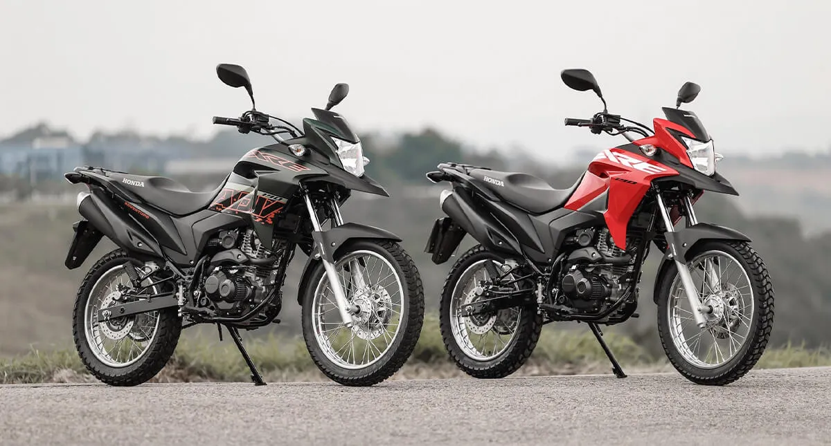 Motocicletas Honda XRE 190 Preta e Vermelha Paradas