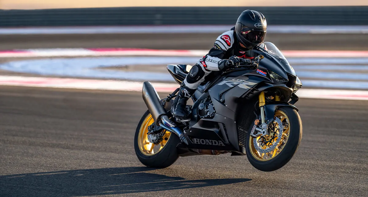 Piloto em Motocicleta Honda CB 1000RR Fireblade na Pista de Corrida