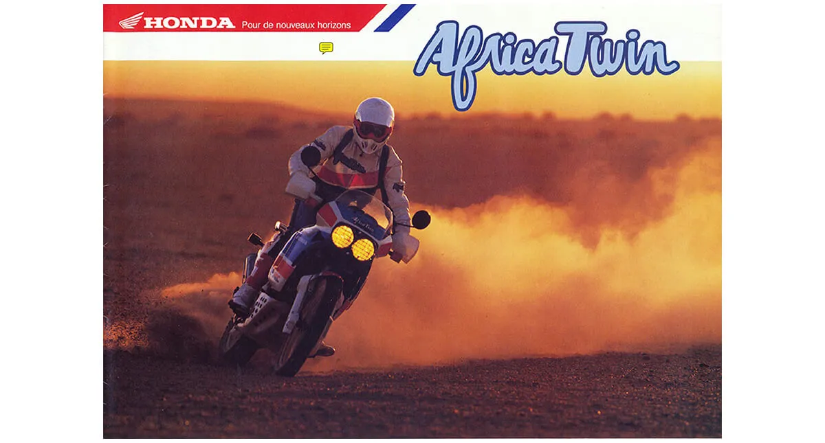Piloto em motocicleta Honda XRV 650 Africa Twin derrapando na areia