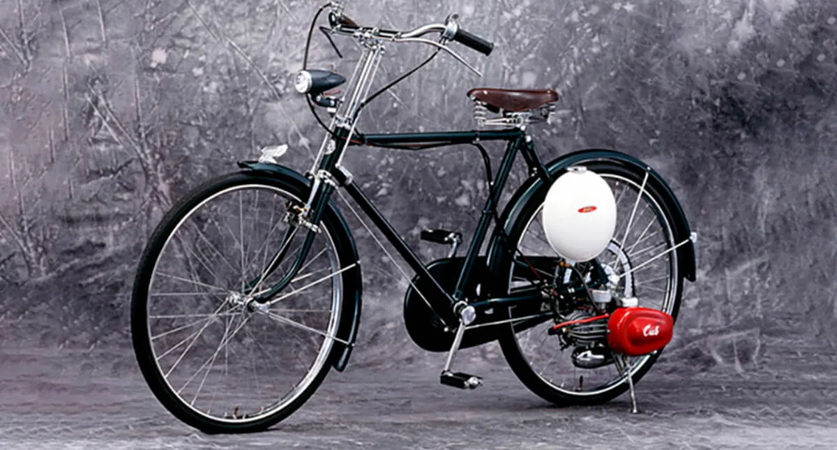 Motocicleta Honda Type F Cub de 1951 preta