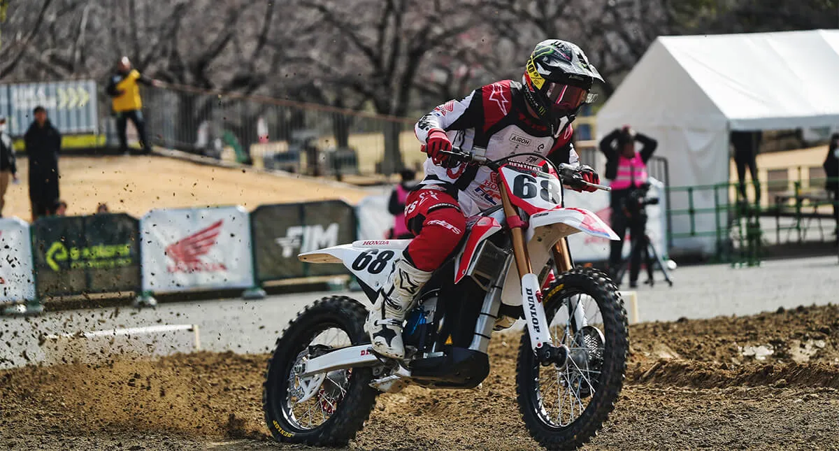 Motocicleta Elétrica Honda CR-E Proto número 68 em pista do E-Xplorer