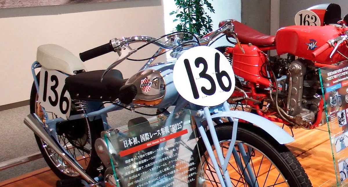 Motocicleta Honda R 125 número 136 utilizada na competição de interlagos em exposição no museu 