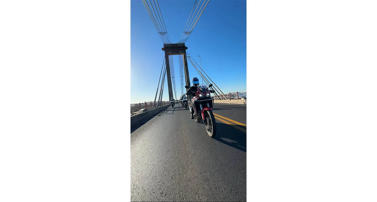 Piloto em sua Motocicleta Honda CRF 1100L Africa Twin em ponte na Argentina