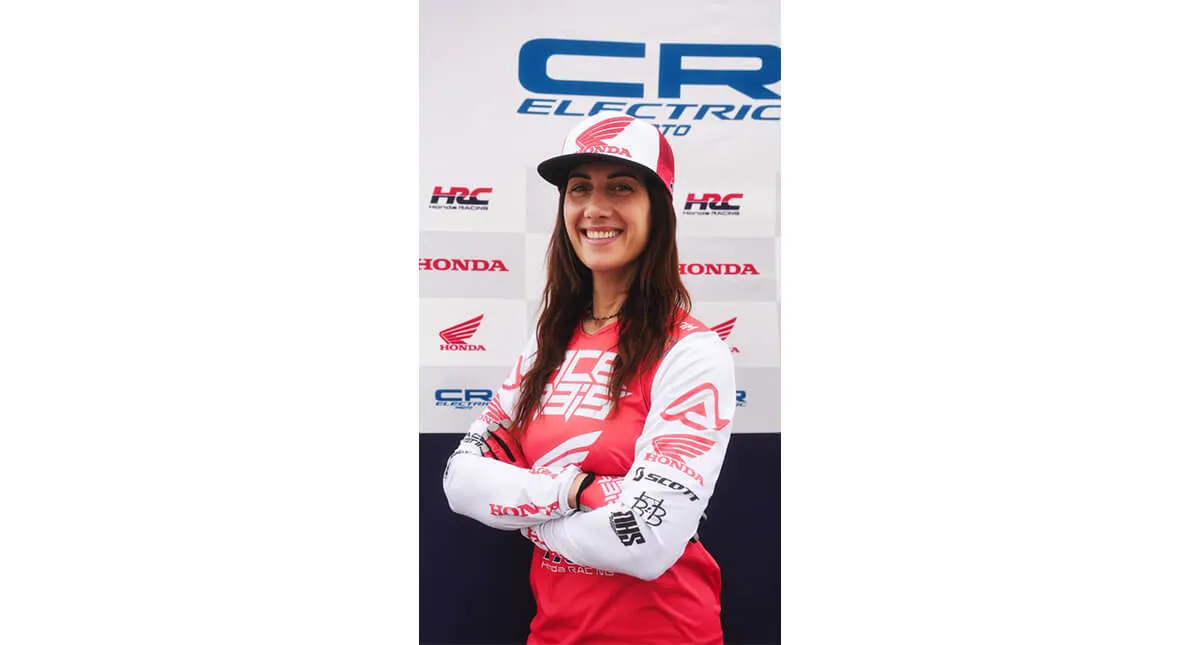 Piloto do time de Honda HRC Francesca Nocera com braços cruzados