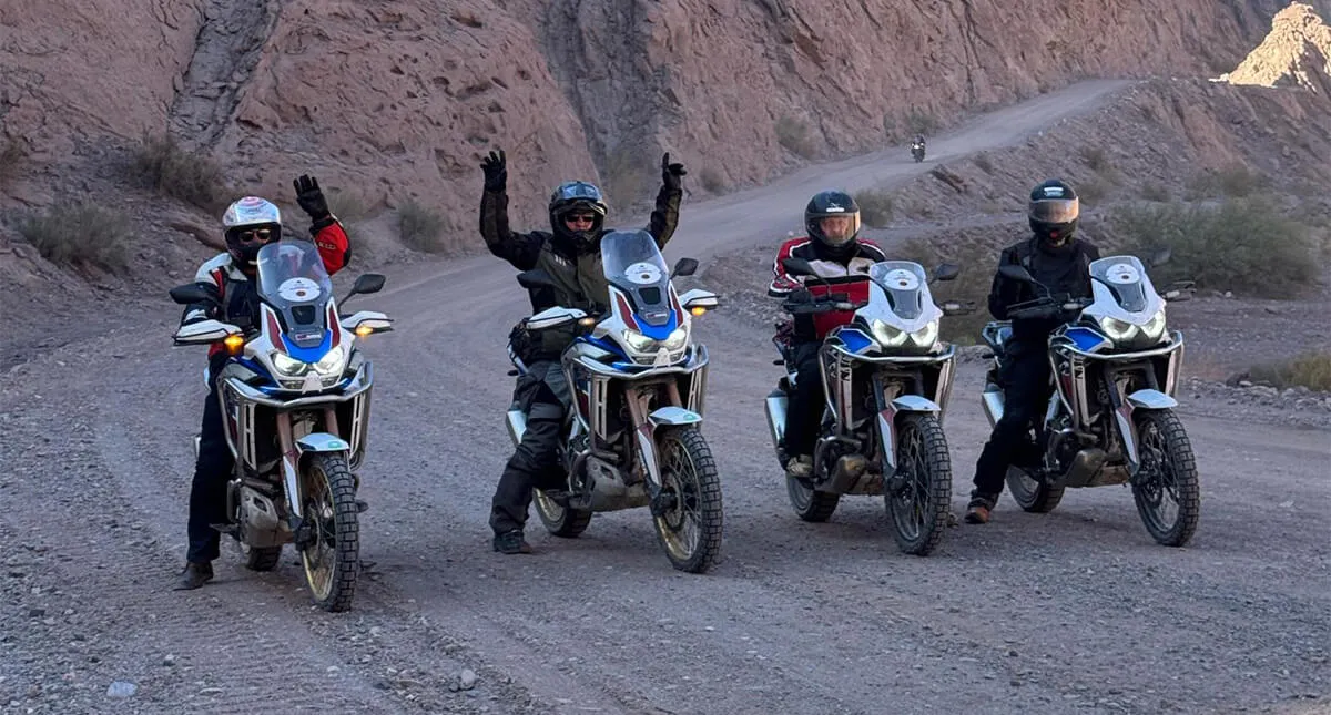 Pilotos em suas Honda CRF 1100L Africa Twin lado-a-lado nas estrada nos andes argentinos