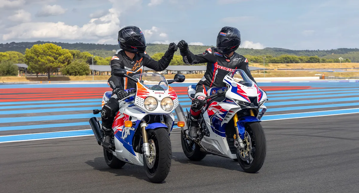 Dois pilotos em suas motocicletas CBR 1000R Fireblade SP em cumprimento