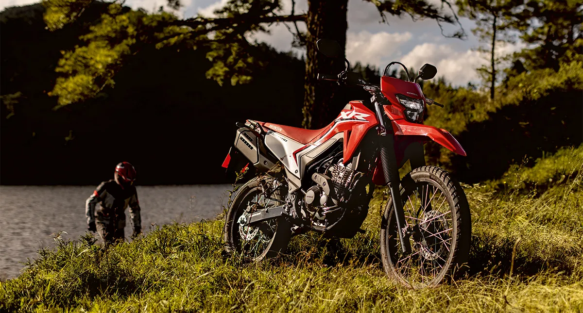 Honda XR 300L Tornado 2025 em ambiente com homem ao fundo