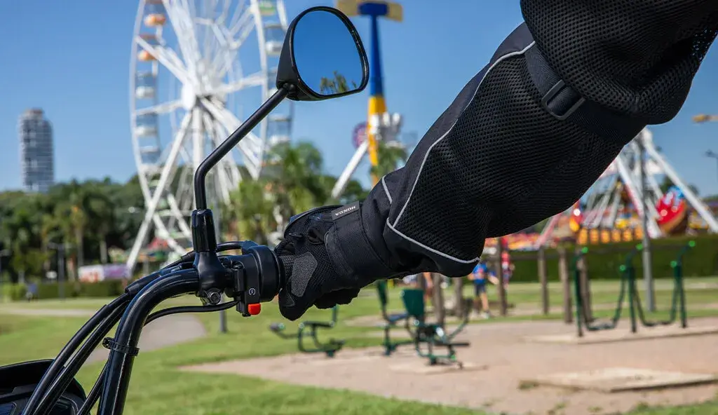 Detalhe do Guidão da Moto Honda POP 110i ES Branco Ross White