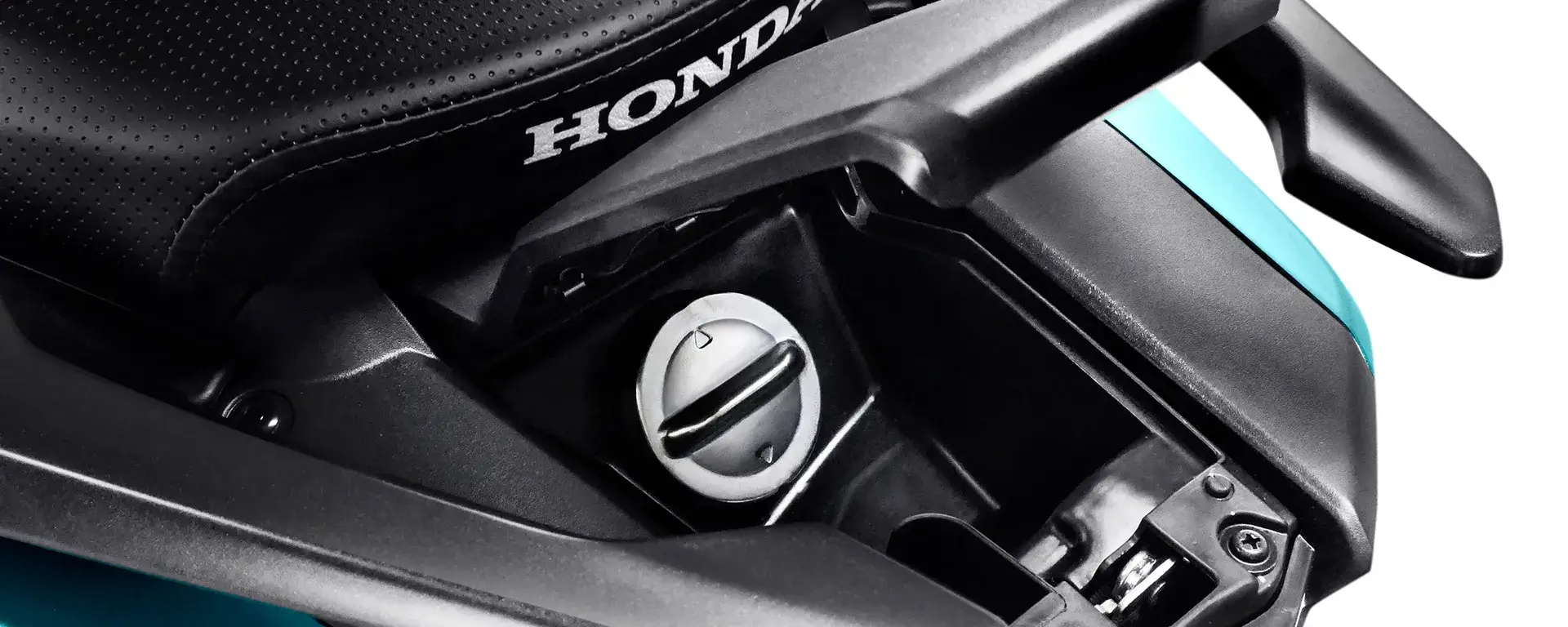 Elite 125 vale a pena? 5 motivos para comprar a scooter Honda e 3 para repensar 7 Detalhe do design do tampa de combustível externo da moto Honda Elite 125 na cor Azul Metálico - Mystery Blue Metallic