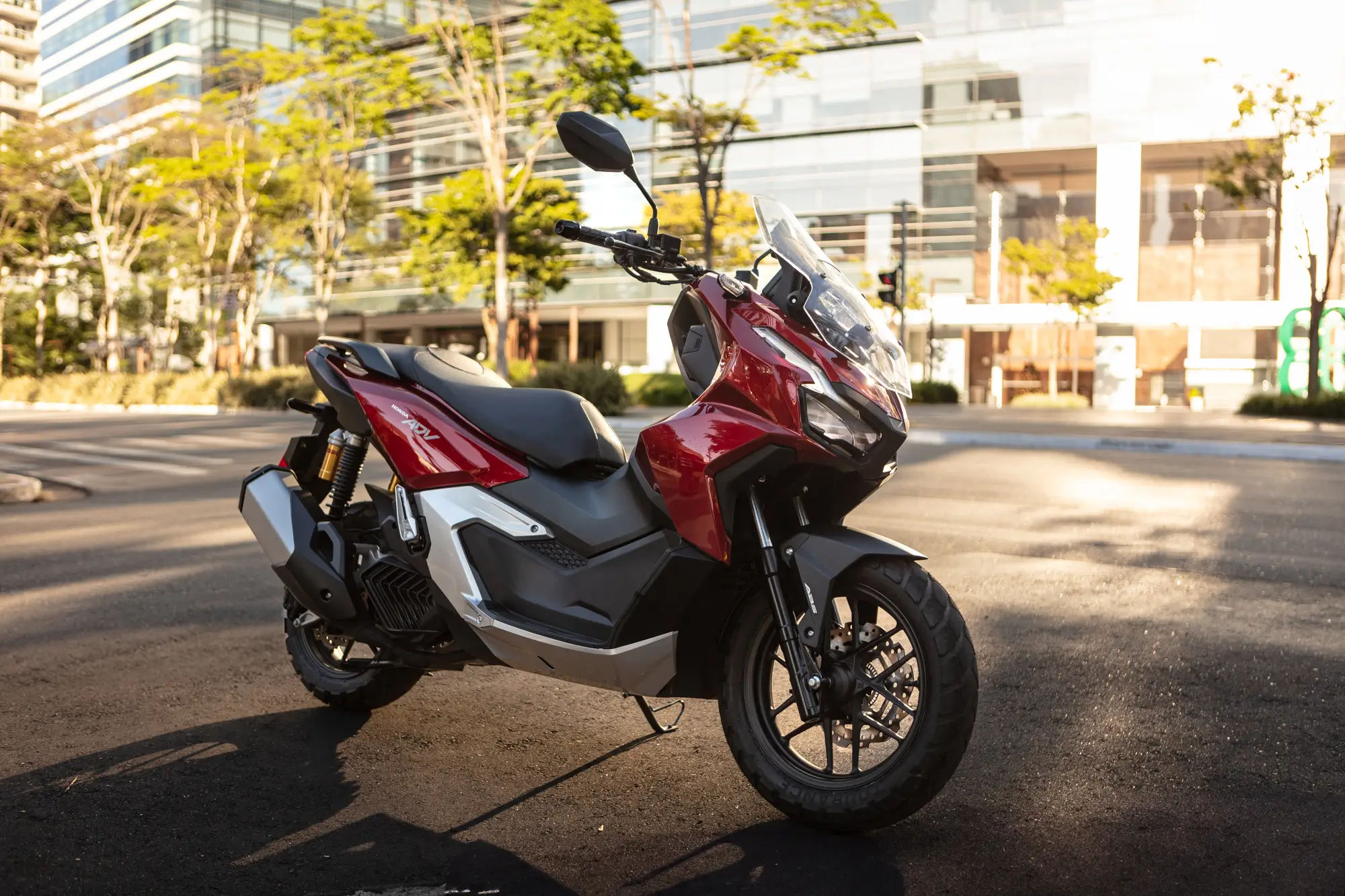 Motocicleta Honda ADV modelo 2025