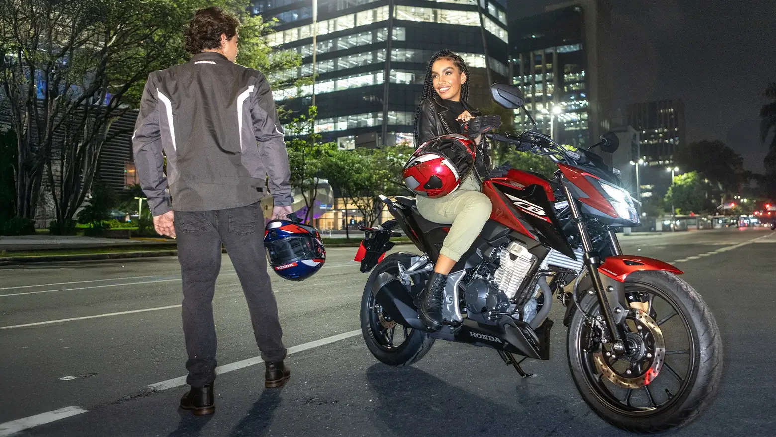 Honda Cb 300F Twister Com Casal Se Olhando