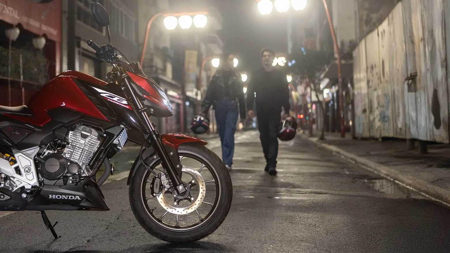 Honda Cb 300F Twister Com Casal Ao Fundo