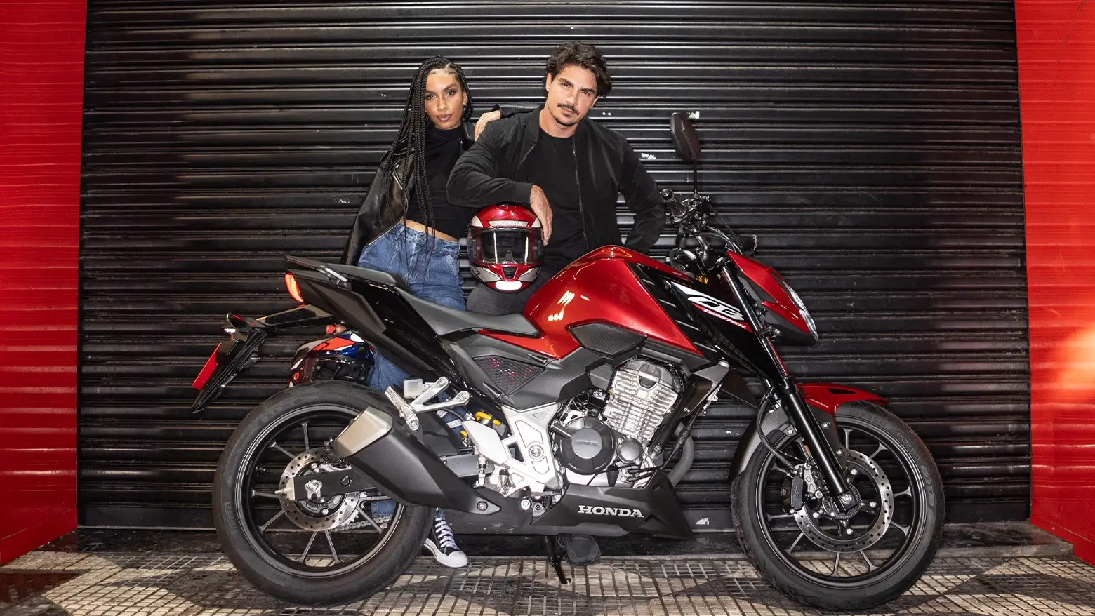 Honda Cb 300F Twister Pousando Para Fotografia