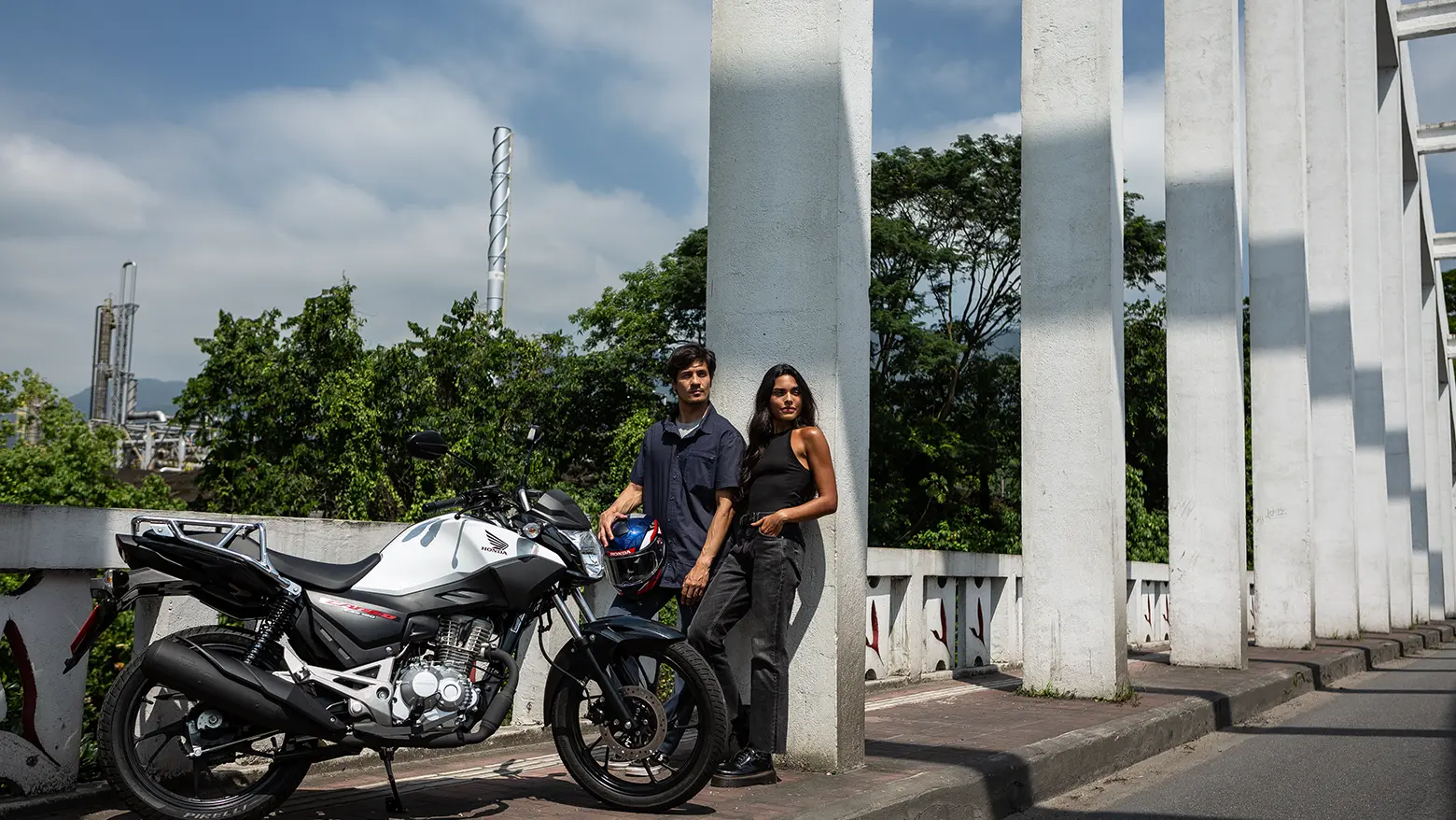 Honda Cg 160 Cargo Casal Olhando Para O Horizonte A Frente Da Moto Cg Cargo
