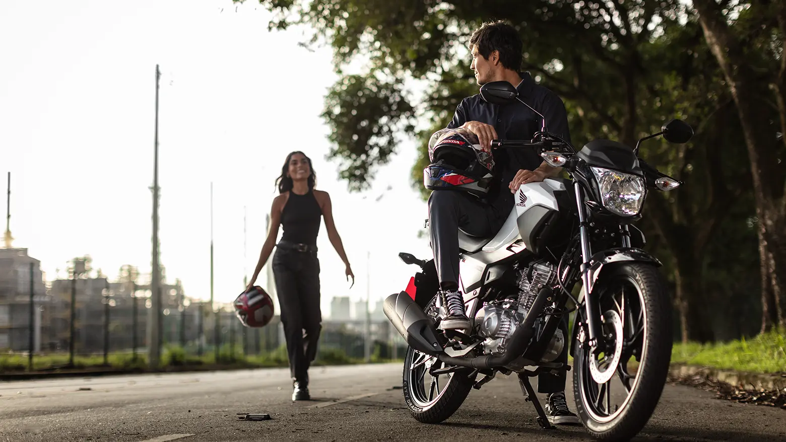 Honda Cg 160 Cargo Mulher Andando Atrás De Homem Pilotando Moto Cg Cargo