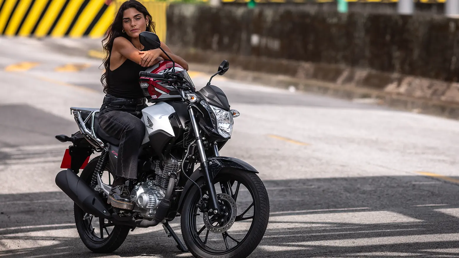 Honda Cg 160 Cargo Mulher Sentada Na Cg Cargo