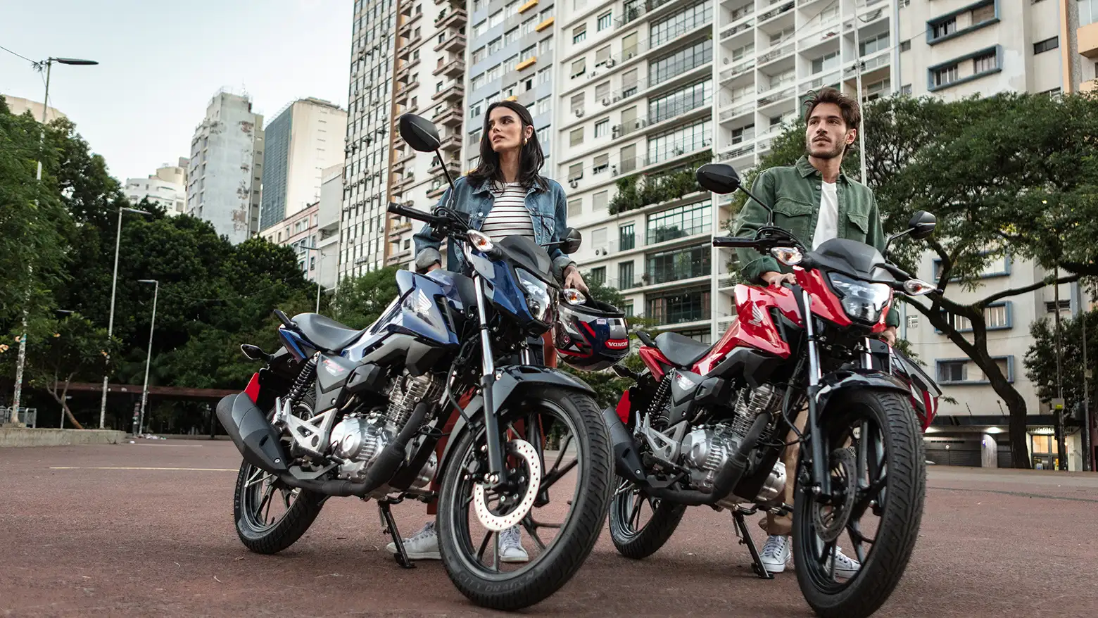 Honda Cg 160 Fan Casal Posando Para Fotografia Com Duas Motocicletas Cg Fan