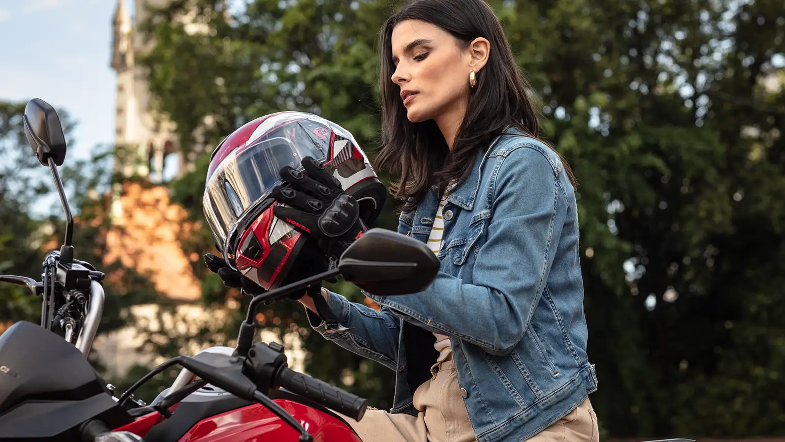 Honda Cg 160 Fan Mulher Observando Capacete