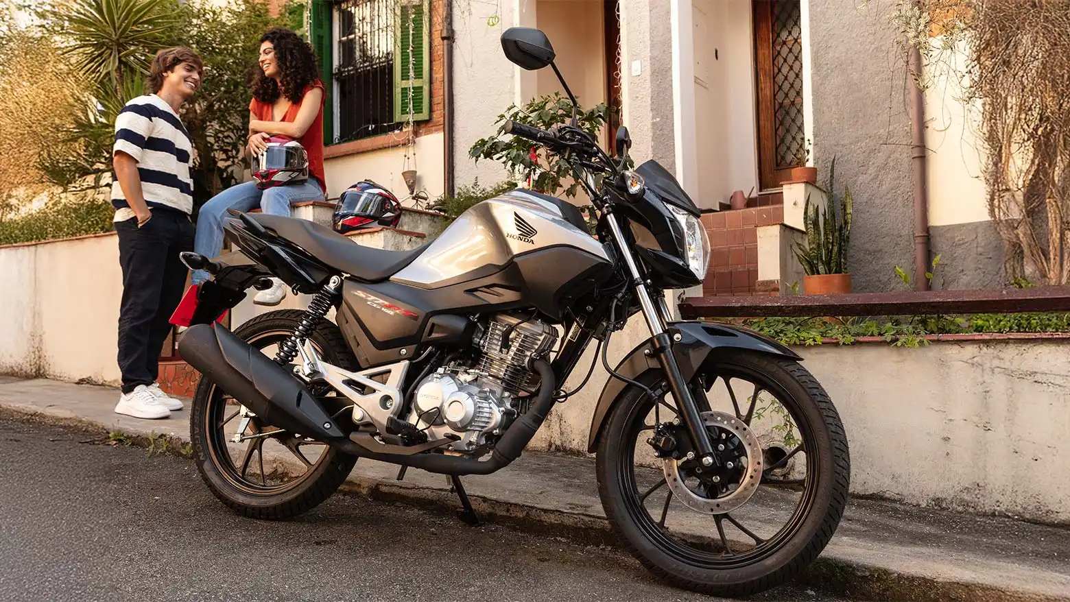 Honda Cg 160 Start Casal Conversando Com A Moto De Frente