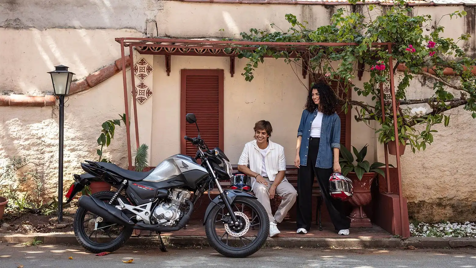 Honda Cg 160 Start Homem E Mulher Observando A Nova Cg Start